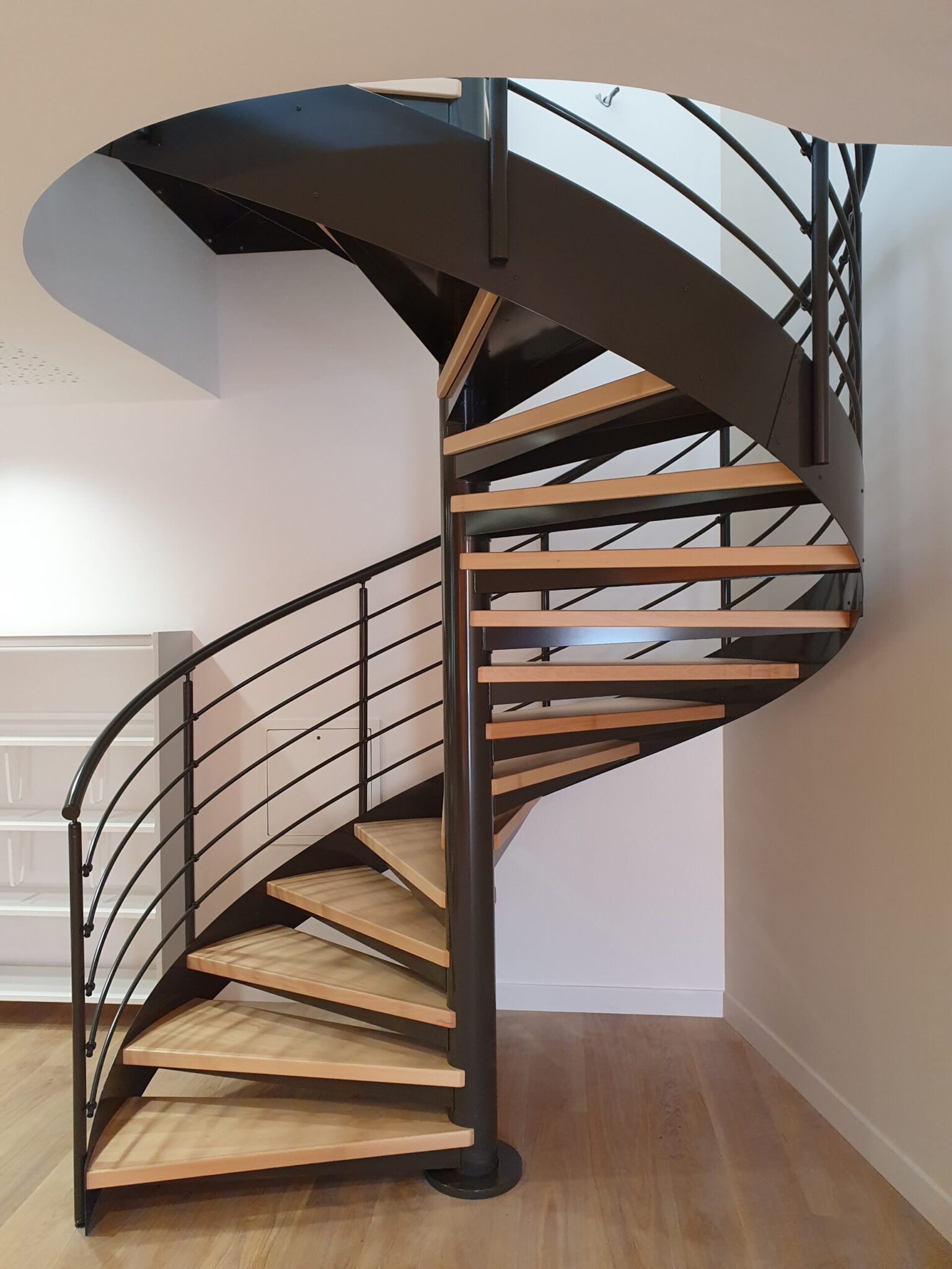Escaleras de madera en caracol: elegancia y funcionalidad en un solo ...